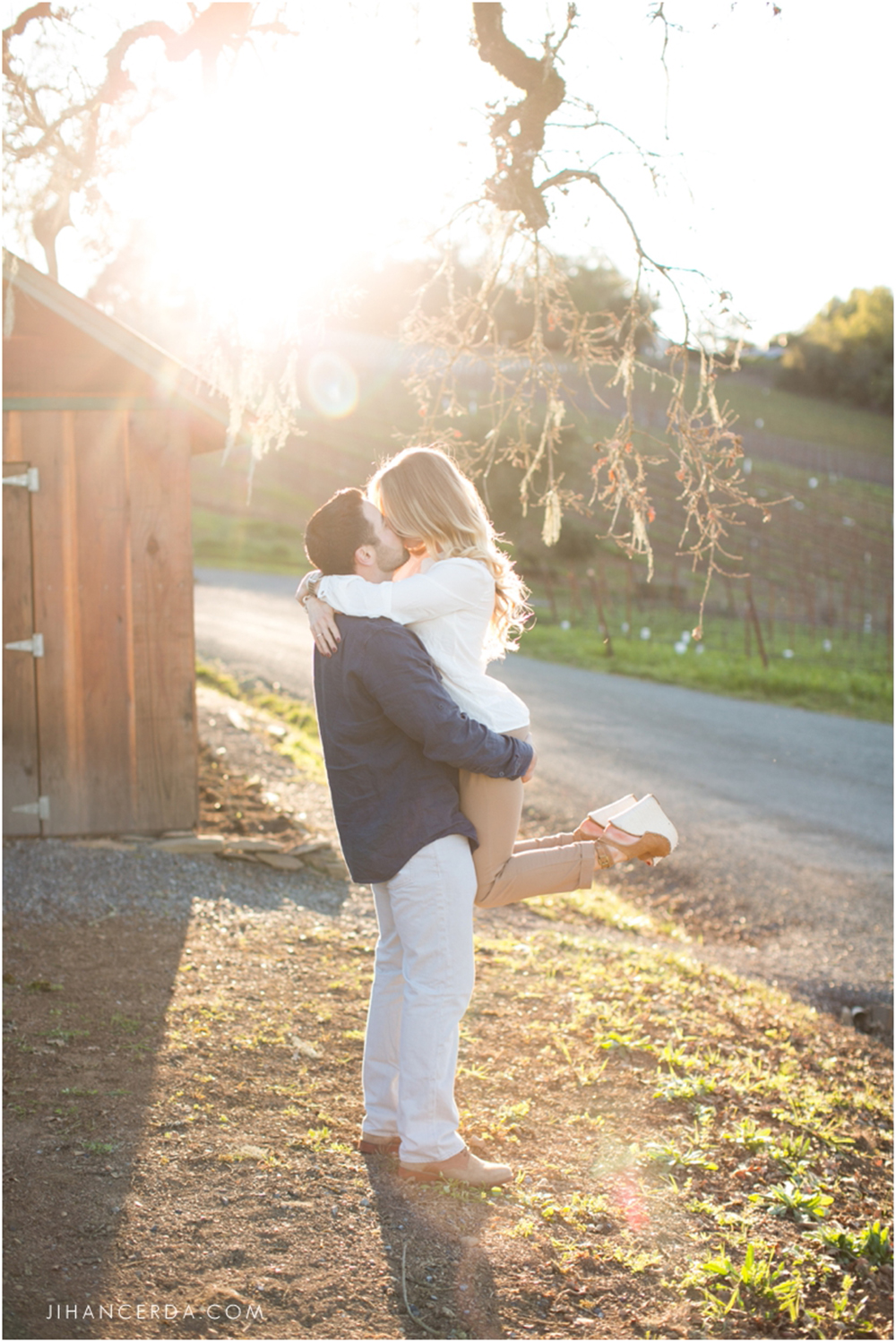 ENGAGEMENT PHOTOS TIPS AND TRENDS SUNLIGHT KISS